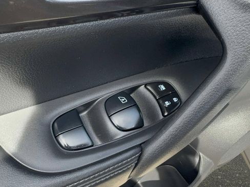 Used 2020 Nissan Rogue S FWD image 16
