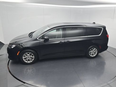 Used 2023 Chrysler Voyager LX FWD image 43