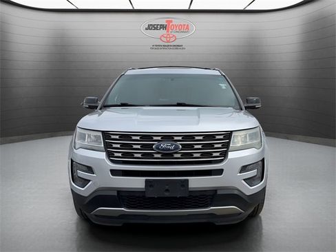 Used 2016 Ford Explorer XLT image 16