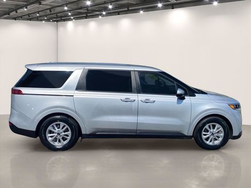 Certified 2022 Kia Carnival LX FWD image 9