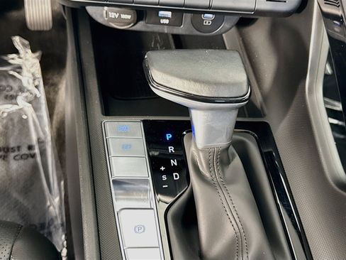 Used 2025 Hyundai Elantra Limited FWD image 19