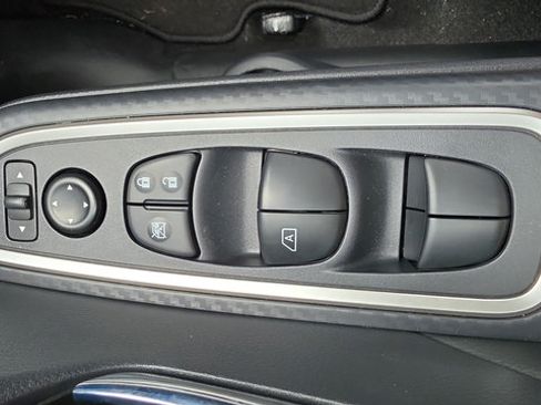 Certified 2025 Nissan Versa SR w/ Trunk Package FWD image 11