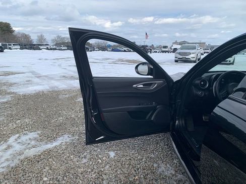 Used 2024 Alfa Romeo Giulia Veloce image 23