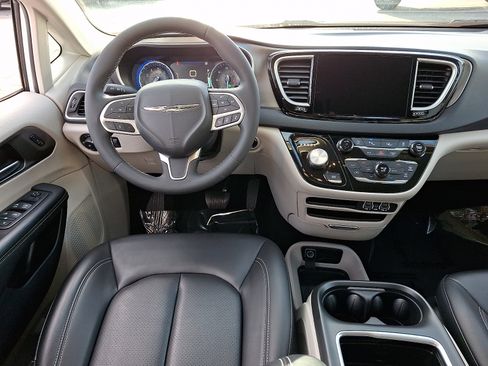 Used 2023 Chrysler Pacifica Touring-L FWD image 12