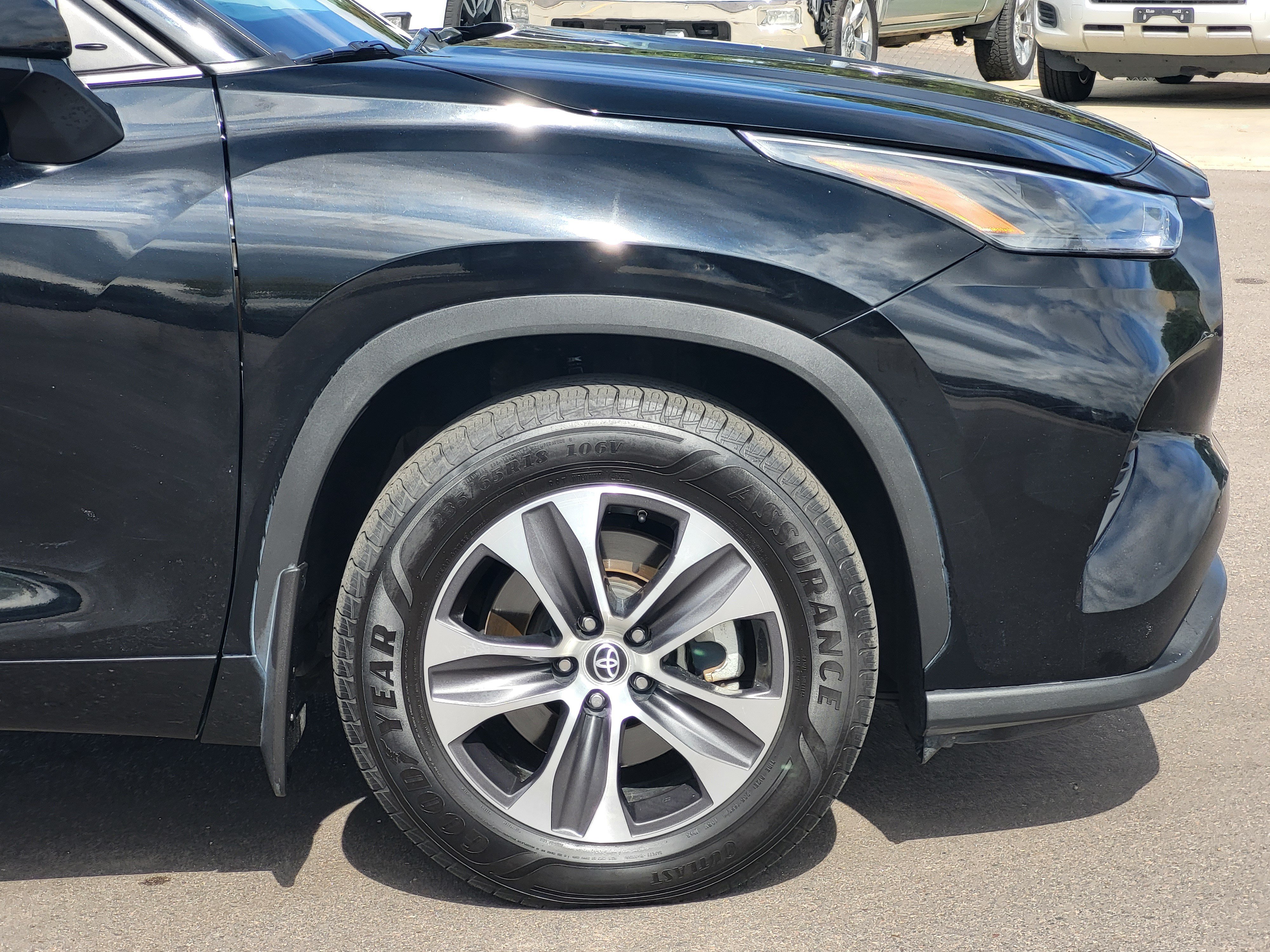 Used 2022 Toyota Highlander XLE AWD/4WD image 7