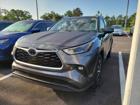 Used 2021 Toyota Highlander XLE image 4