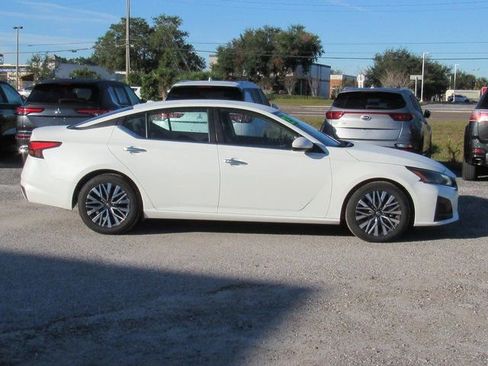 Used 2023 Nissan Altima 2.5 SV image 3