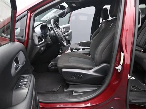 Used 2020 Chrysler Pacifica Touring w/ S Appearance Package FWD image 10