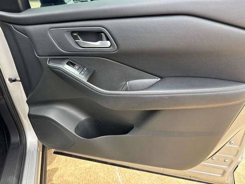 Used 2025 Nissan Rogue SV FWD image 19
