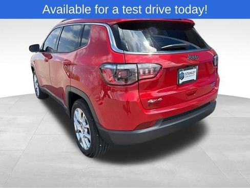 Used 2023 Jeep Compass Latitude AWD/4WD image 3