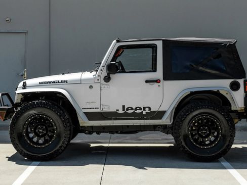 Used 2015 Jeep Wrangler Sahara AWD/4WD image 9
