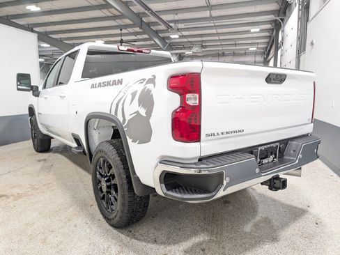 Used 2025 Chevrolet Silverado 2500 LT AWD/4WD image 5