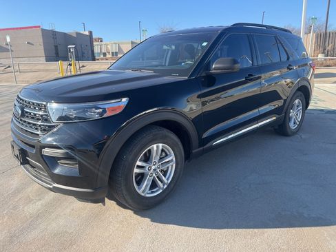 Used 2023 Ford Explorer XLT image 3