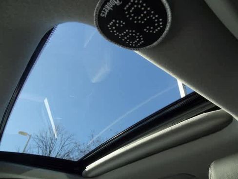 Used 2025 Toyota Corolla Cross XLE image 9