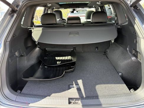 Used 2024 Volkswagen Tiguan SEL R-Line image 9