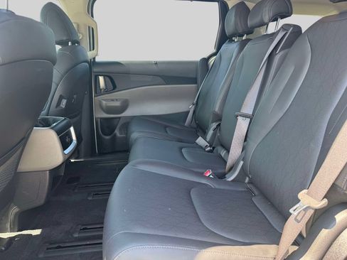 Used 2025 Kia Carnival EX FWD image 10