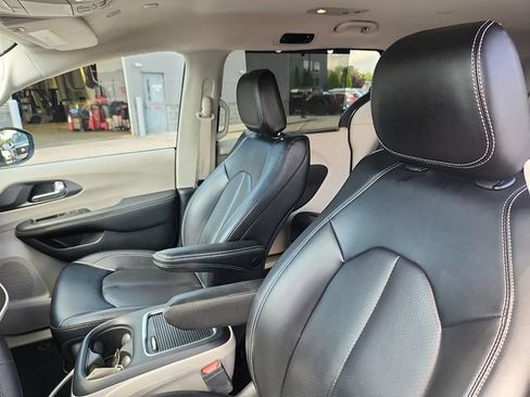 Used 2023 Chrysler Pacifica Touring-L FWD image 21