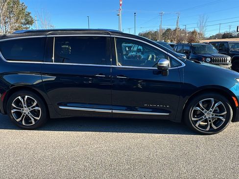 Used 2024 Chrysler Pacifica Pinnacle image 7