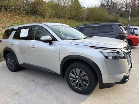 Used 2022 Nissan Pathfinder S AWD/4WD image 2