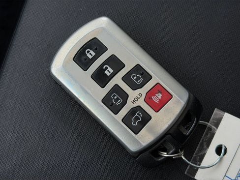 Used 2011 Toyota Sienna XLE image 31