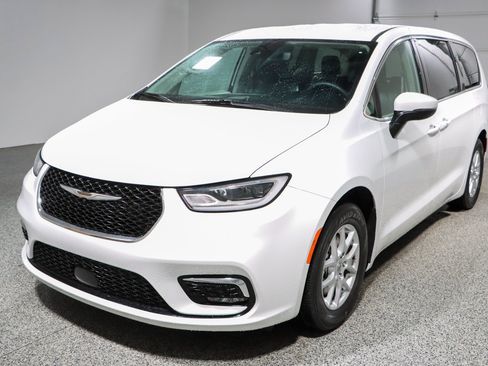 Used 2023 Chrysler Pacifica Touring-L FWD image 32