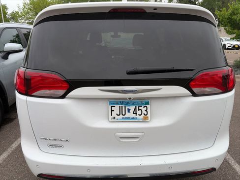 Used 2018 Chrysler Pacifica Touring-L Plus FWD image 5