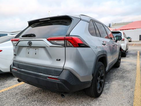 Used 2021 Toyota RAV4 LE image 7