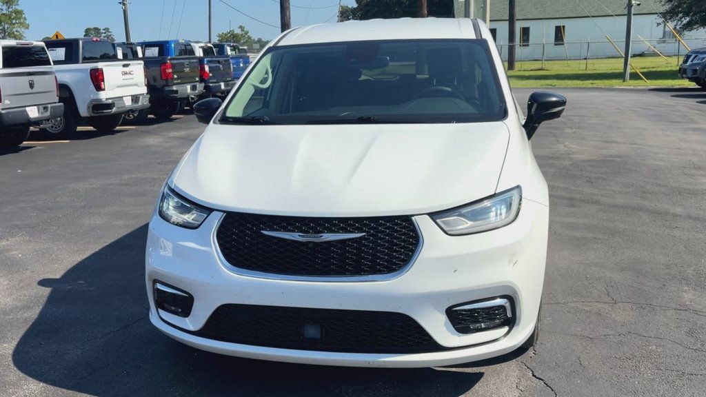 Used 2024 Chrysler Pacifica Touring-L FWD image 3