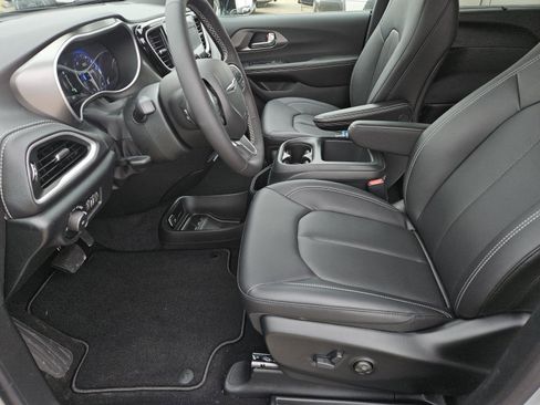 New 2026 Chrysler Pacifica Select image 18