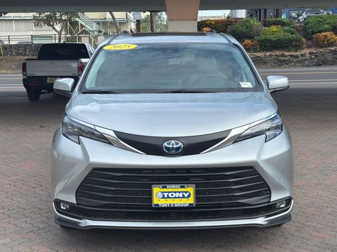 Used 2025 Toyota Sienna XLE image 2
