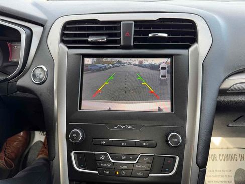 Used 2019 Ford Fusion SE image 30