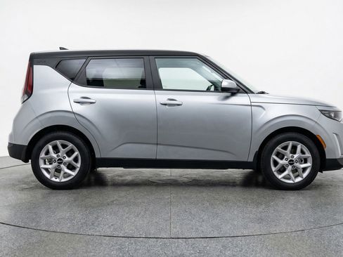 Used 2025 Kia Soul LX w/ LX Technology Package FWD image 11