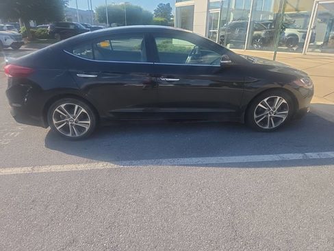 Used 2017 Hyundai Elantra Limited w/ Limited Tech Package 04 FWD image 2