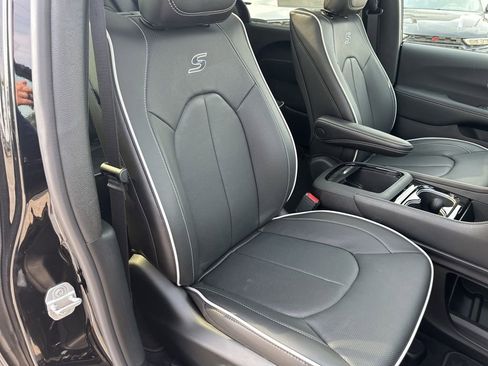 New 2026 Chrysler Pacifica Limited w/ Uconnect Theater Family Group image 57