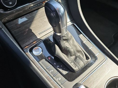 Used 2017 Volkswagen Passat 1.8T SEL Premium image 20