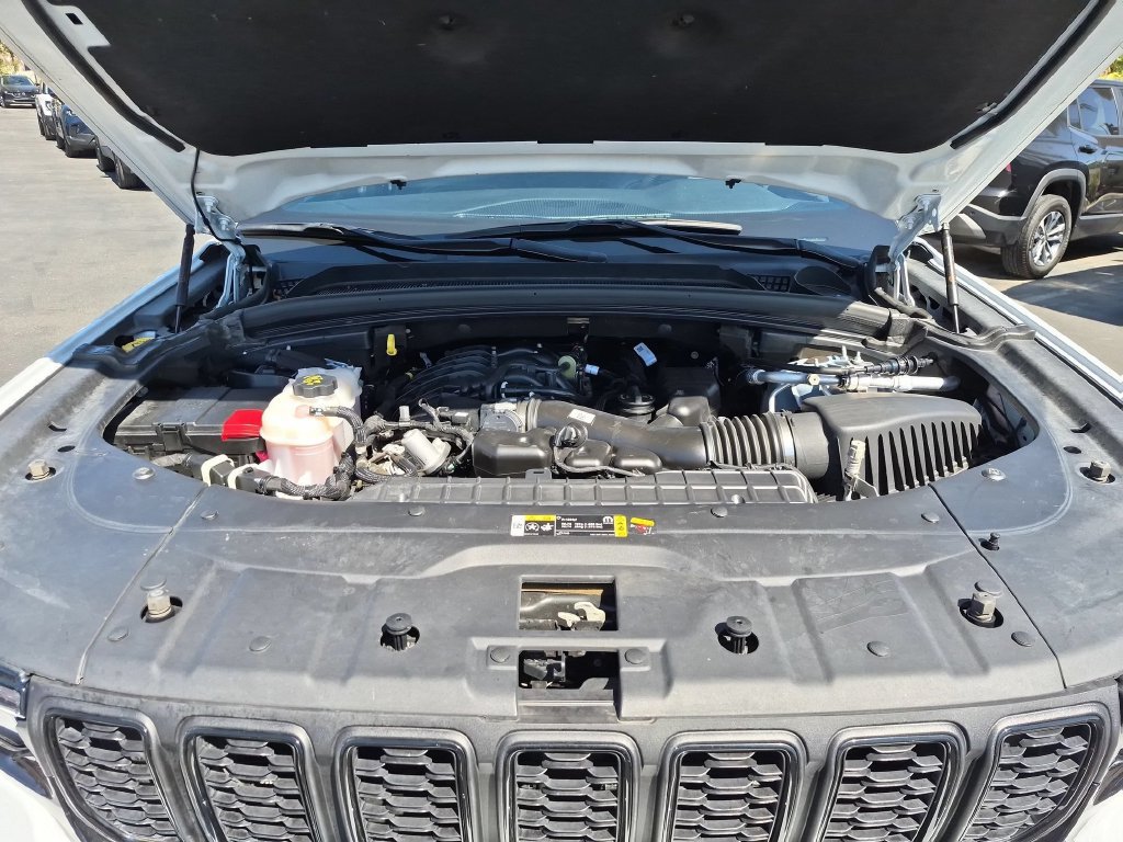 Used 2025 Jeep Grand Cherokee Altitude AWD/4WD image 35