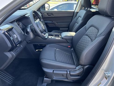 Certified 2025 Nissan Pathfinder S image 19