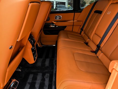 Used 2023 Rolls-Royce Cullinan Black Badge AWD/4WD image 24