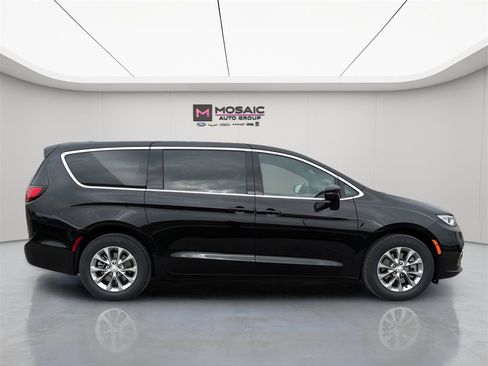 New 2026 Chrysler Pacifica Select image 9