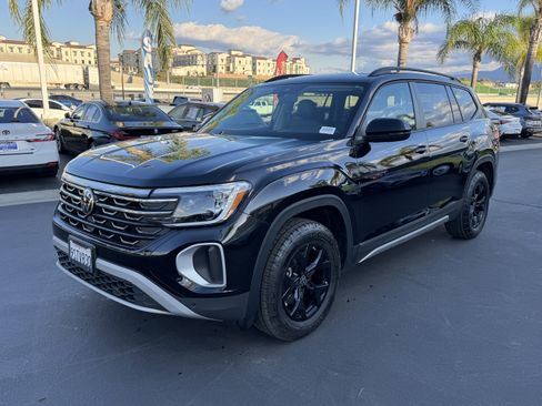 Certified 2025 Volkswagen Atlas Peak Edition SE image 5