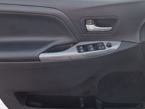 Used 2017 Toyota Sienna SE Premium image 9