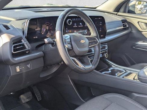 Used 2024 Chevrolet Traverse LT image 2