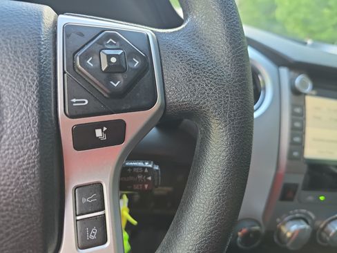 Used 2020 Toyota Tundra SR5 w/ SR5 Convenience Package AWD/4WD image 16