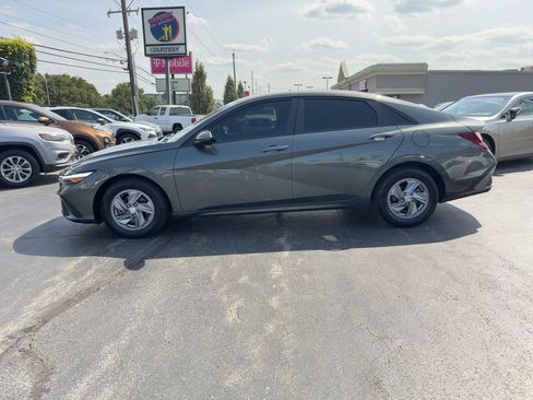Used 2024 Hyundai Elantra SE FWD image 4