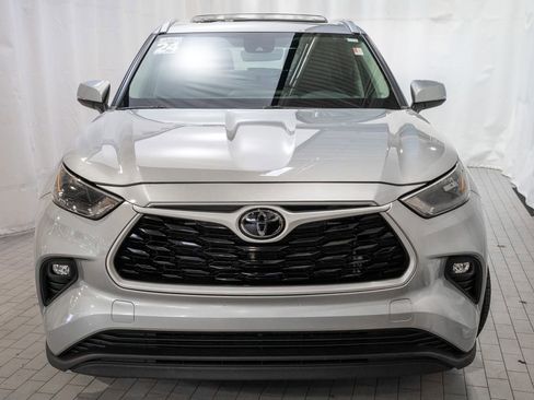 Used 2024 Toyota Highlander XLE image 3
