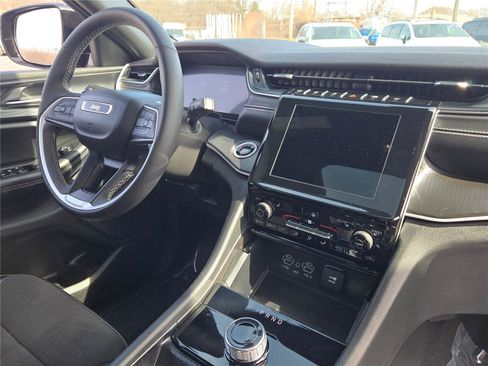 Used 2024 Jeep Grand Cherokee Altitude AWD/4WD image 9