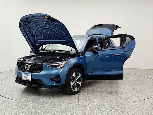 Used 2023 Volvo XC40 B5 Plus w/ Climate Package AWD/4WD image 9