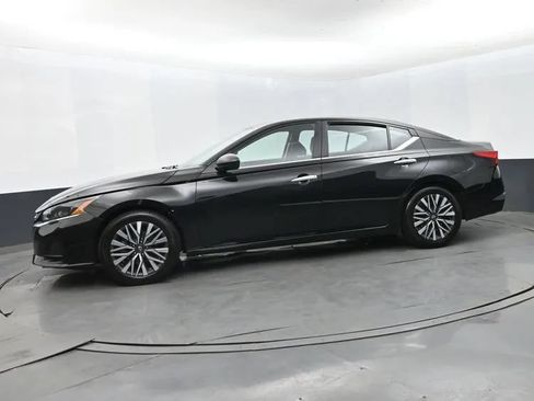 Used 2024 Nissan Altima 2.5 SV FWD image 5