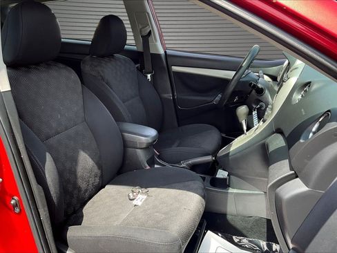 Used 2010 Pontiac Vibe w/ Preferred Package FWD image 26