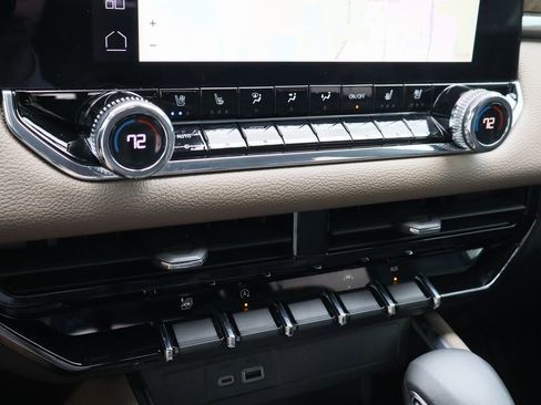 Certified 2023 GMC Canyon Denali w/ Denali Black Edition image 20